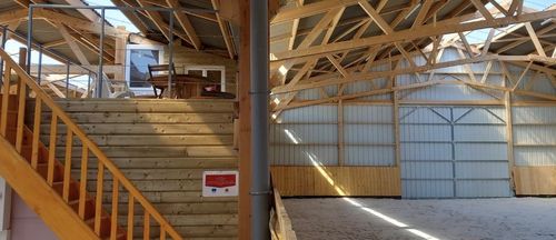La mezzanine du club house, qui surplombe le manège