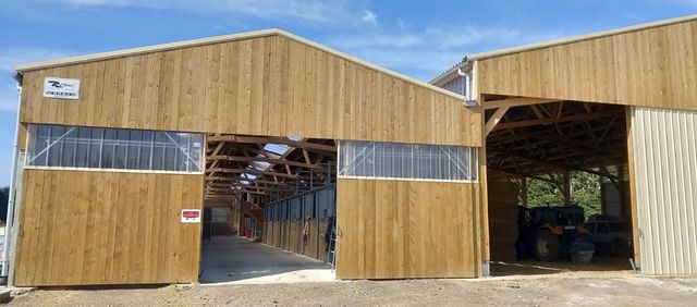 La façade en bois du bâtiment principal du Domaine de Nebula